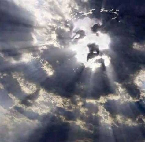 jesus in the clouds jesus in the clouds photo jesus pictures clouds jesus christ