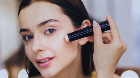 How to apply eyeliner with shaky eyes. Here's Why Shaky Hands Don't Have To Ruin Your Makeup