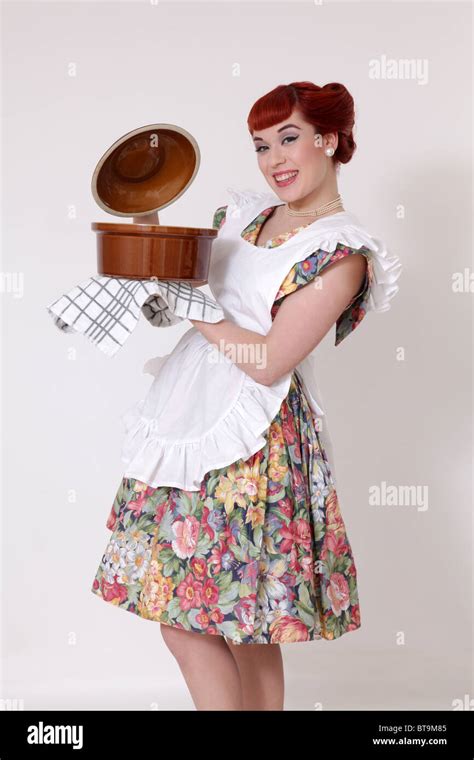 Retro Hausfrau Kochen Stockfotografie Alamy