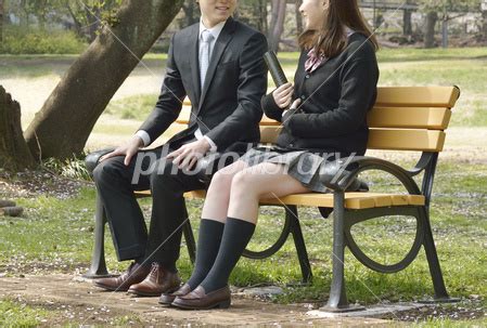 ベンチに座る若いビジネスマンと女子高生 写真素材 2929542 フォトライブラリー photolibrary
