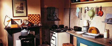 Der heute noch sichtbare anbau war während des krieges durch nahe gelegene häuser verdeckt, was ihn zum perfekten versteck machte. Ein Tag im Hinterhaus | Anne Frank Haus