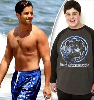 Josh peck shirtless maui image at 933x1400 shared by callean16. lookin' good! | Shirtless celebrities, Drake & josh, Josh peck