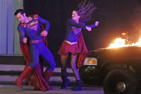 Supergirl スーパーガール Vs スーパーマン 、メリッサ・ブノワのカーラがビショ濡れになりながら、マン・オブ・スティールを相手の死闘に挑んだtvシリーズ「スーパーガール」の