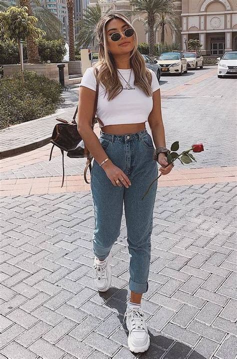 19 Stylish Outfits With Mom Jeans Comfy Summer Outfits Crop Top Outfits Cute