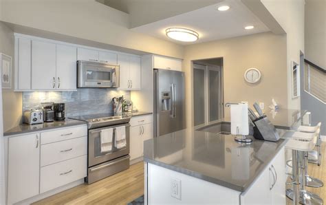 Ironwood cabinets 2344 east broadway road tempe, az 85282 phone: A kitchen remodel in Suttons Bay, Michigan was designed with the Tempe door style in Maple ...