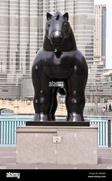 Caballo De 2007 La Escultura De Fernando Botero Fuera De Burj Khalifa Dubai Emiratos Árabes