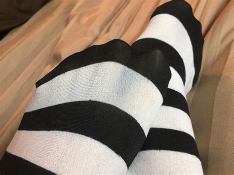 Katiejsfeet On Twitter Who Likes Toes In Stockings Feet Toes