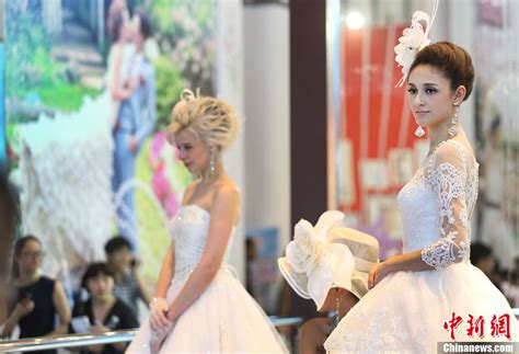 南京举办婚博会 外籍模特着婚纱吸引眼球-中新网