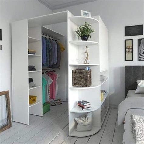 Tipicamente le poltrone per la camera da letto sono più piccole delle poltrone utilizzate in altri ambienti della casa, per la ragione che lo spazio riservato alla poltrona all'interno delle camere da letto è comunemente piccolo e la sedia rosa soddisfa queste esigenze. Pin di Grazia su arredamento | Idee armadio camera da ...