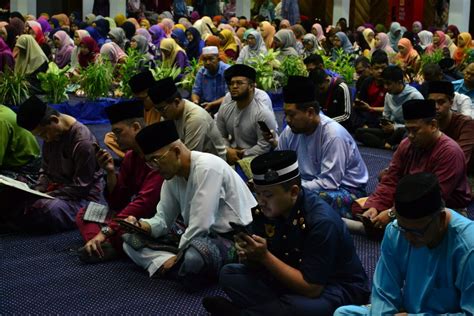 These streets are lined with corporate towers, government buildings and popular retailers while enjoying walking distance to a. PROGRAM MEMBUDAYAKAN AL-QURAN DAN TAZKIRAH MBJB DEWAN ...