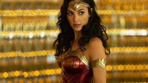 The New Wonder Woman Trailer Shows That This Literal Super
