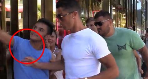 Youtube Cristiano Ronaldo Empujó A Un Hincha Que Quería Un Selfie