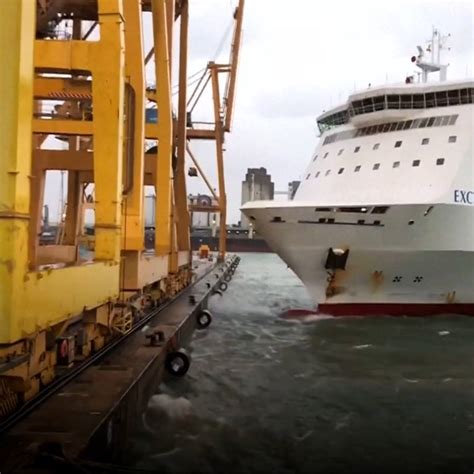Ferry Has Trouble Docking During Bad Weather In Barcelona Watch A Ferry Had Trouble Docking