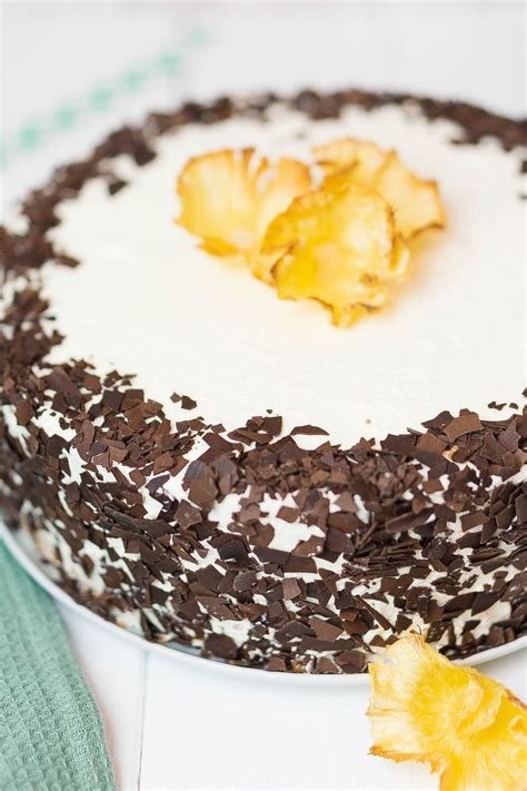 Die masse auf dem mürbteig verteilen, glatt streichen, mit den ananasscheiben belegen. Rezept für einen Ananaskuchen mit frischer Ananas ...