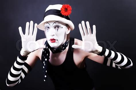 Ursprünglich stammt der begriff pantomime aus dem griechischen Lustige Pantomime im weißen Hut mit roter Blume auf einem ...