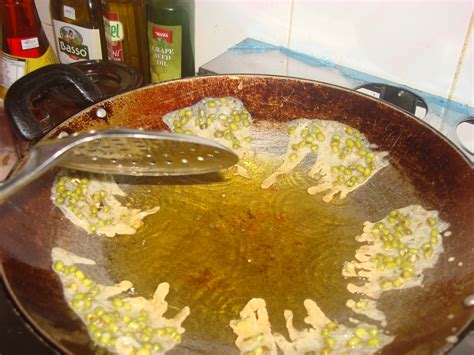 (blender) • 3 siung bawang putih • 3 butir kemiri. Sabasofian simplecakes: Tumpi / rempeyek kacang hijau