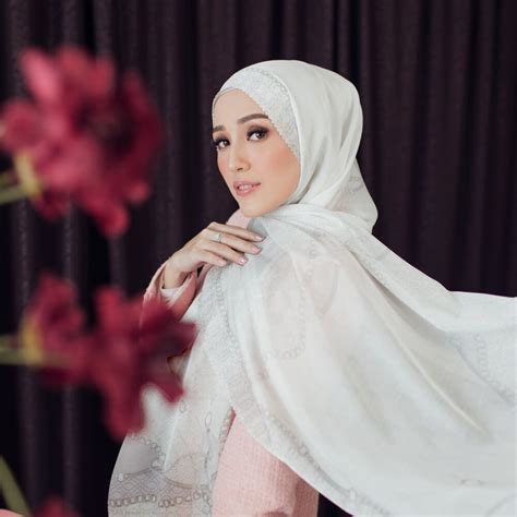 3 Model Hijab Ala Adelia Pasha Dengan Koleksi Seradia