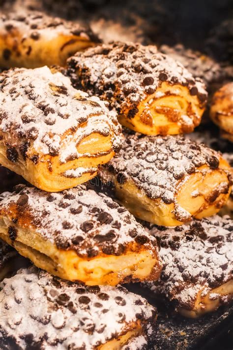 Maybe you would like to learn more about one of these? I Dolci Italiani Tradizionali In Una Vetrina Di Un Dessert ...