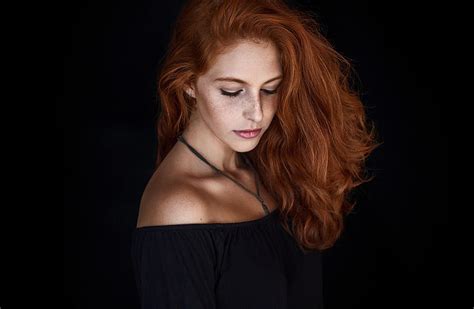 Femmes rousse taches de rousseur portrait yeux fermés épaules nues Fond d écran HD