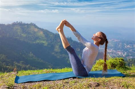Mujer Haciendo Ashtanga Vinyasa Yoga Asana Al Aire Libre Foto Premium