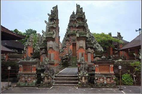 Candi bentar adalah sebutan bagi bangunan gapura berbentuk dua bangunan serupa dan sebangun tetapi merupakan simetri cermin yang membatasi sisi kiri dan kanan pintu masuk. Terbaru 10 Gambar Gapura Bali Simple Dan Minimalis