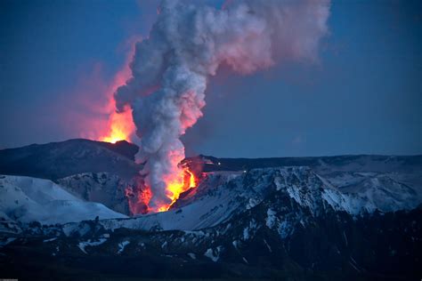Volcano Eruption In Fimmvörðuháls Iceland De Ve Flickr
