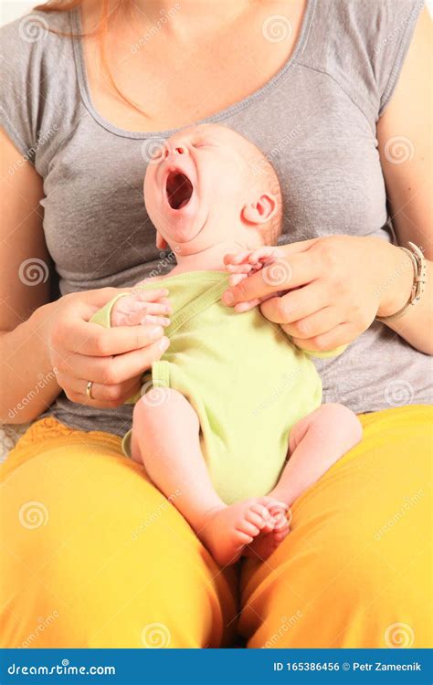 Singen Eines Neugeborenen Jungen Auf Dem Schoß Der Mutter Stockfoto