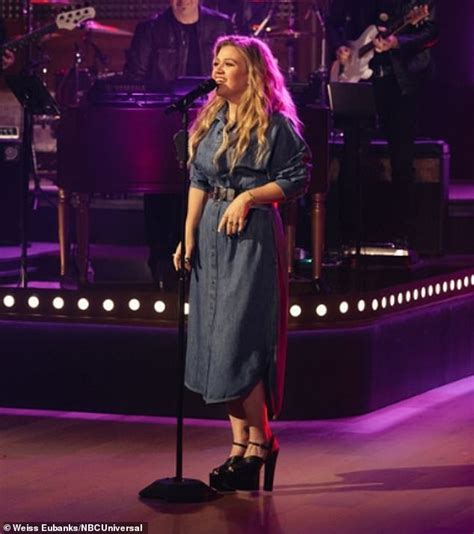Kelly Clarkson 41 Shows Off Her Slender Shape In A Denim Dress When