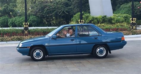 Noah, yang merupakan sekretaris sultan, menjawab isu ini dalam rilis yang disebarkan ke media sehari kemudian. Mahathir driven to airport by Sultan of Johor in 34-year ...