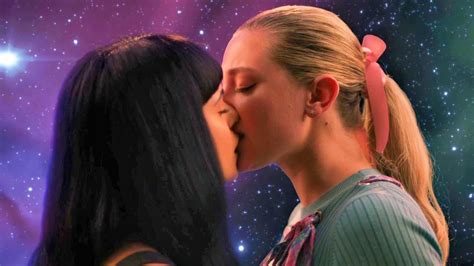 Betty And Veronica Kiss Riverdale X Youtube