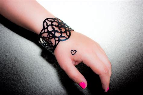 The 25 Best Heart Tattoo On Hand Ideas On Pinterest Tattoos Of