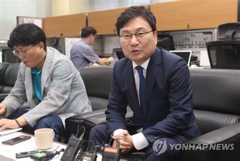 이상직 무소속 의원(재선·전북 전주을)이 중소기업진흥공단(중진공) 이사장 재직 당시 아들의 골프 대회 기간에 집중적으로 해외 출장을 다녀왔다는 주장이 1일 국회 산업통상자원중소벤처기업위원회 소속 류호정 정의당 의원은 중진공으로부터 제출받은 '17대 이사장(이상직) 재임 중 출장 내역' 자료를 통해. 이상직 의원, 민주당 전북도당 위원장 후보 전격 사퇴 - 매일경제