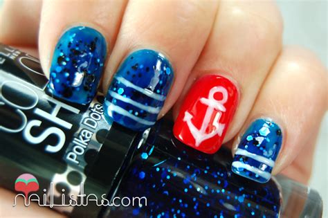 En los meses de calor el tema marinero o náutico es uno de los más populares en diseños para uñas. Uñas marineras | Diseño Navy fácil paso a paso - Blogueras