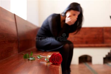 Mujer Gritadora Con La Rosa Del Rojo En El Entierro En Iglesia Foto De