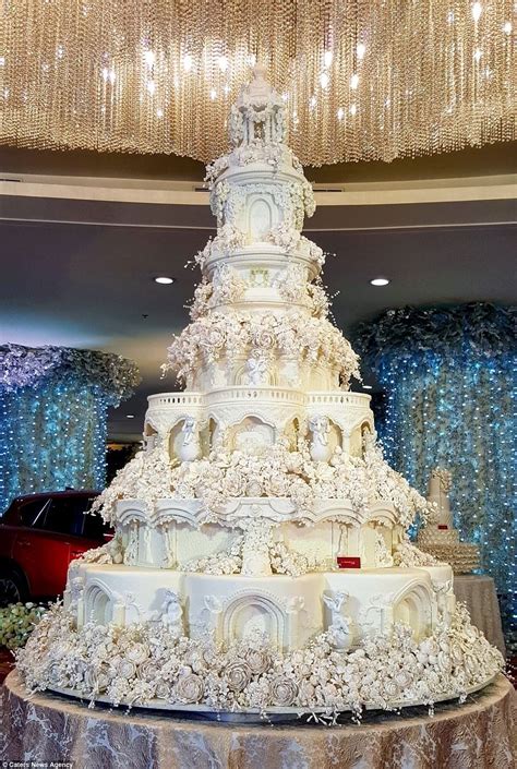Incredible Huge Wedding Cakes Castle Wedding Cake Extravagant