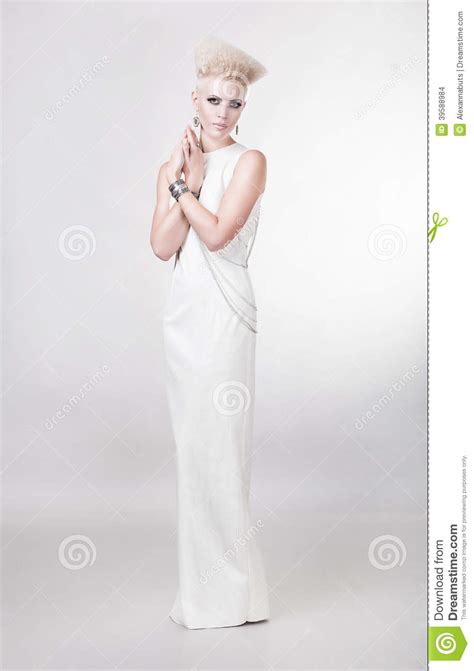 Femme Blonde Attirante Dans La Longue Robe Blanche Photo Stock Image