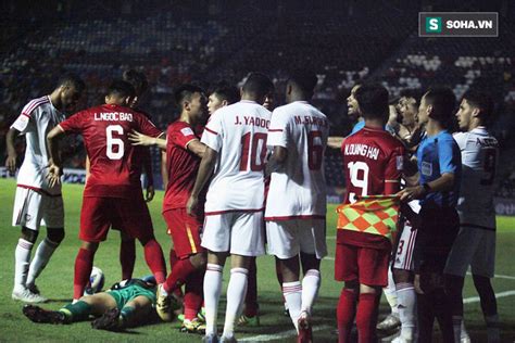 Trong nỗi lo lắng tất nhiên đó, điểm tựa. Bùi Tiến Dũng đau đớn ngã xuống sân, Thành Chung, Đình ...