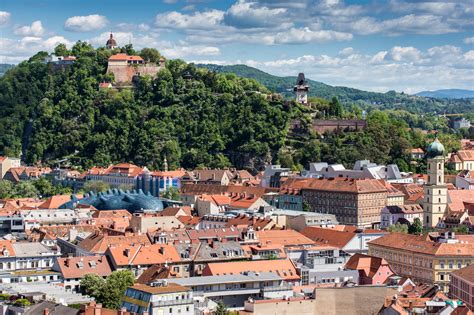 As a modern and dynamic area, it holds a rich history as portrayed by its architecture. Die Stadt Graz - GLZ Graz
