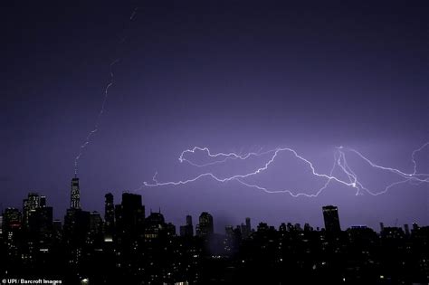 Incredible Moment Lightning Strikes One World Trade Center Daily Mail