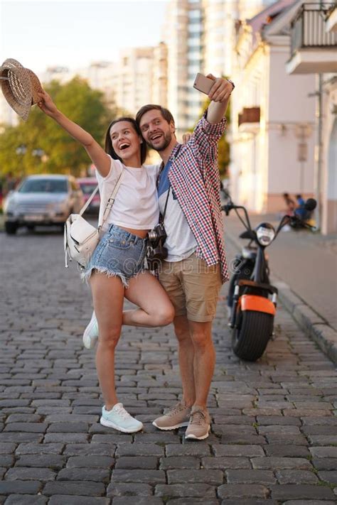 Feliz Casal De Turistas Fotografando Uma Selfie Em Uma Rua Urbana Em Um Dia Ensolarado Foto De