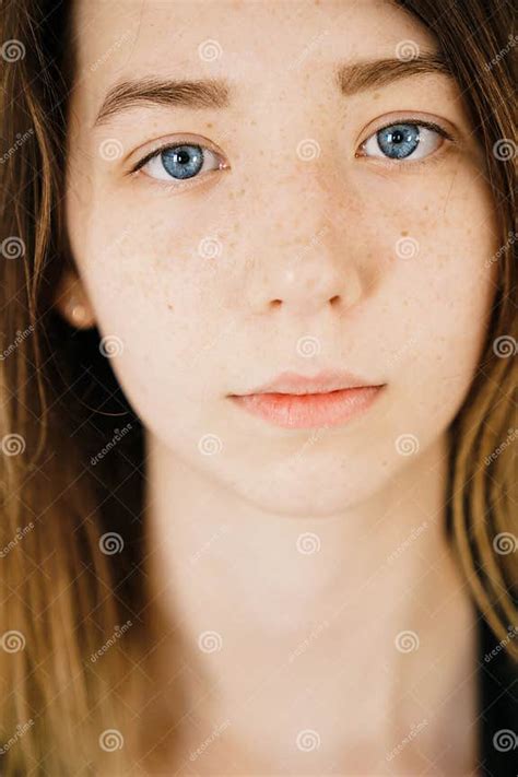 Portrait En Gros Plan Dune Jeune Belle Fille Avec Des Yeux Bleus Et Des Taches De Rousseur