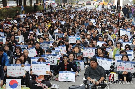 Jun 05, 2021 · 돈 냄새 맡고 조국 수호 회고록 사재기 의혹에 출판사 사실무근 조국 전 법무부 장관의 회고록 조국의 시간이 베스트셀러 순위에 오르며 화제가 된 가운데, 출판사가 언론에서 제기된 사재기 의혹을 반박하고 나섰다. 여의도에서 열린 '조국 수호' 집회 | 연합뉴스