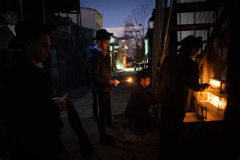 נר חמישי הודלק במקום בו נרצחו החיילים החרדים. קֹדֶשׁ הֵם: הדלקת נר שמיני של חנוכה במאה שערים בירושלים ...