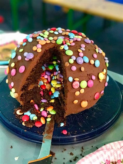 Ob ein einfacher rührkuchen mit schokolade und smarties oder eine aufwendige geburtstagstorte mit dem lieblingsmotiv der. Pinata Kuchen - Geburtstagkuchen für Kinder | Pinata ...