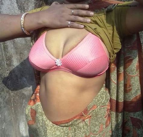Hot Aunties Saree Lifting Show Ass Pic