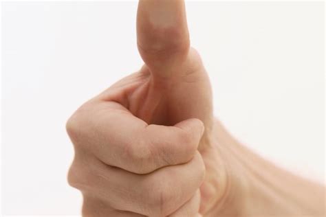 Spanish does not differentiate between fingers and toes. Cómo vendar una mano con tendinitis en el pulgar