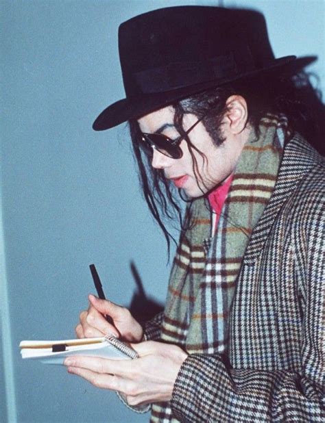 Michael Jackson In Heathrow Airport 1992💙 Michael Jackson Mike
