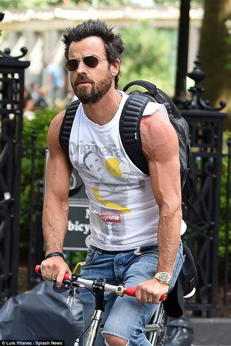 Justin Theroux Shows Off His Bulging Biceps As He Cycles Through New York City Daily Mail Online