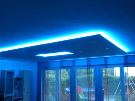 Indirekte deckenbeleuchtung wohnzimmer mit led stripes wohnraumgestaltung. RGB LED Strip indirekte Voutenbeleuchtung ...