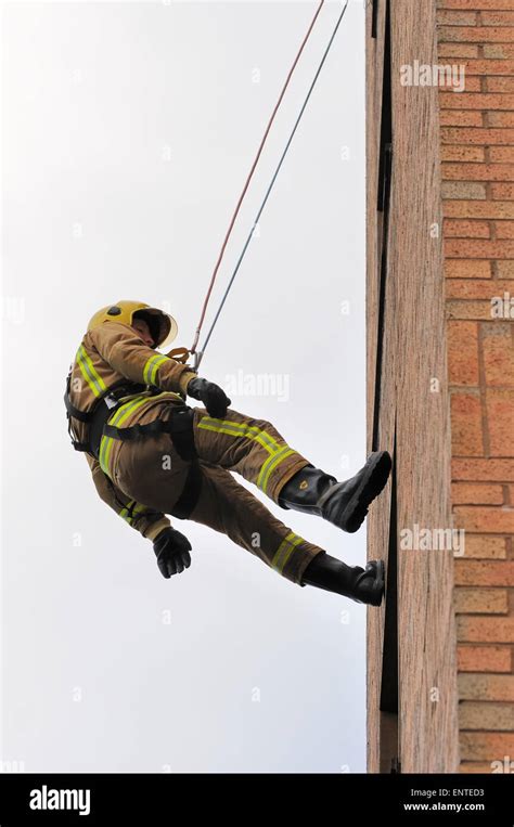 Uk Firefighter Training In Rescue Techniques Using Ropes Stock Photo
